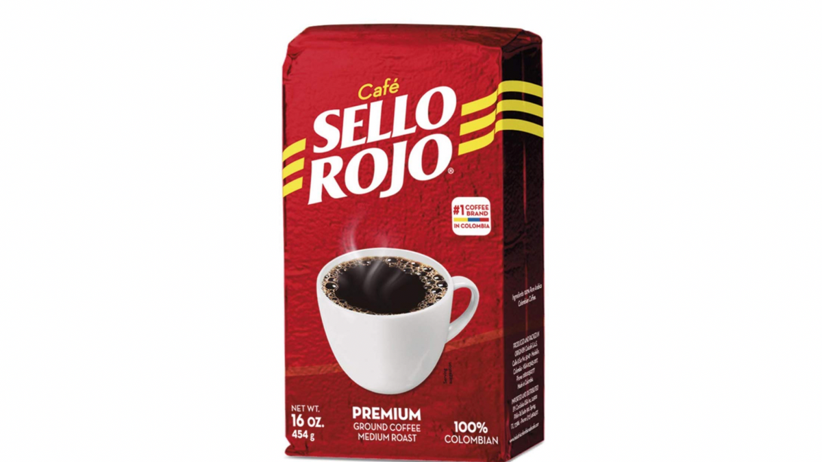 Café molido tradicional Sello Rojo en presentación de 16 Oz con el auténtico sabor del café colombiano.