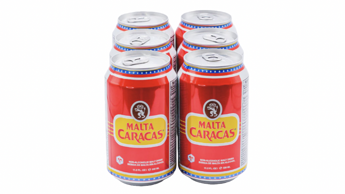 Bebida de malta Maltín Polar en lata ideal para snacks y comidas tradicionales.