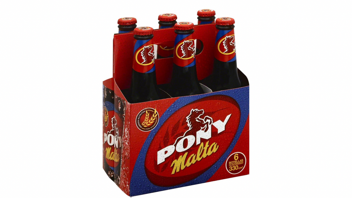Bebida de malta Pony Malta en botella de vidrio con sabor tradicional y presentación individual de 11.2 oz.
