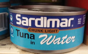 Atún Sardimar en agua en presentación ligera ideal para ensaladas y comidas prácticas.