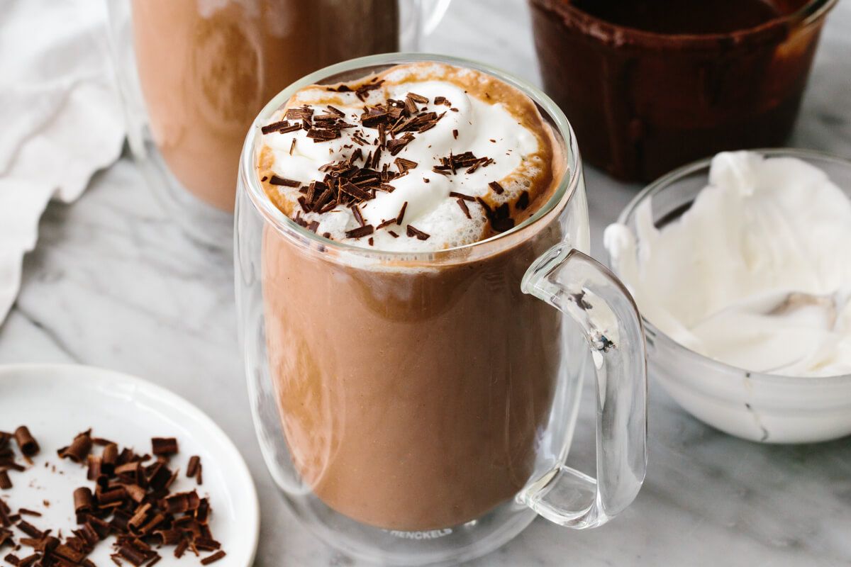 Cocoa Premium Luker en polvo utilizada para bebidas calientes, postres y recetas con cacao.